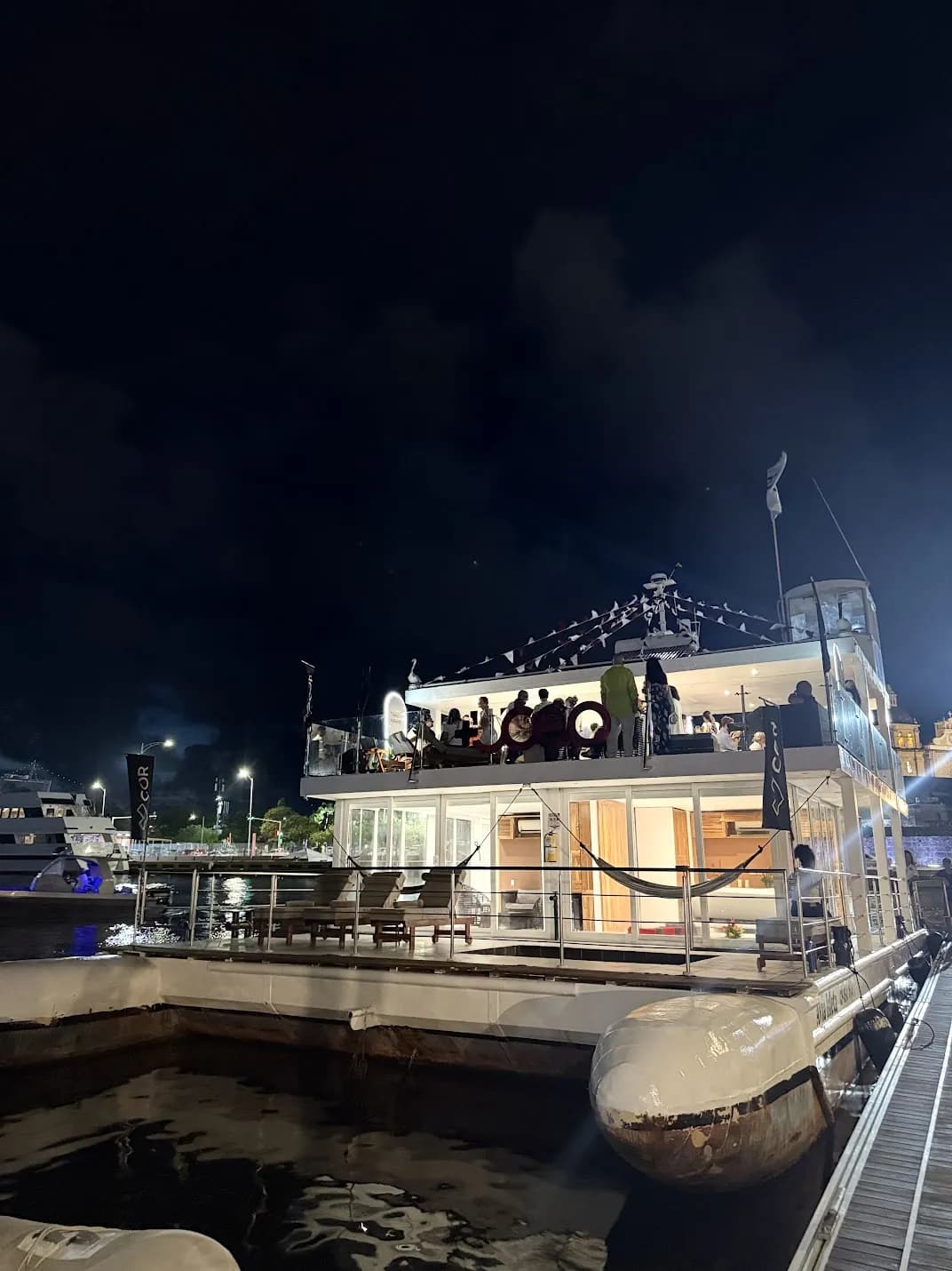 Casa Navegante de noche en el muelle de Cartagena