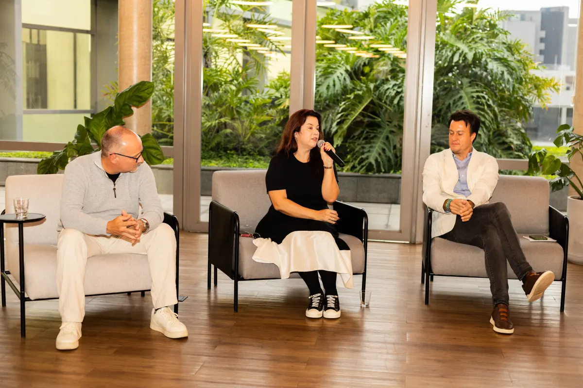 Painel de debate durante o Business Club SP