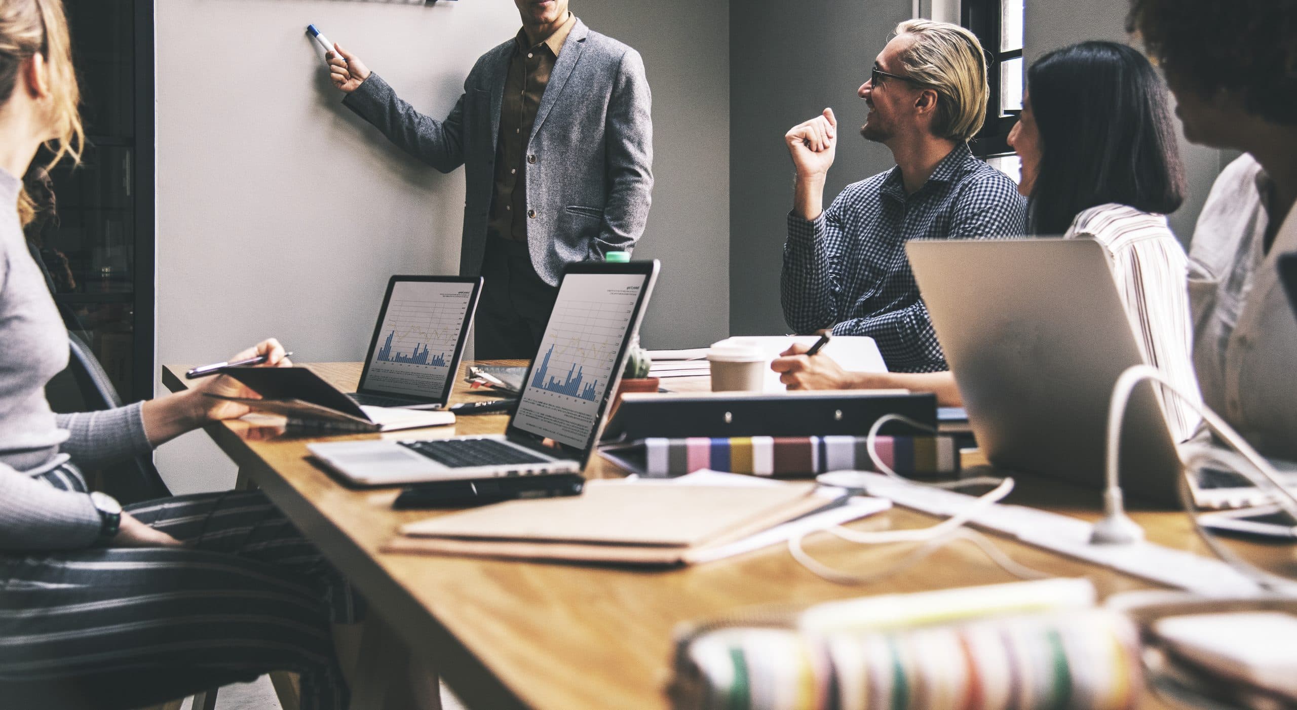 Como as ferramentas de gerenciamento de projetos otimizam os recursos e aumentam a lucratividade das consultorias?